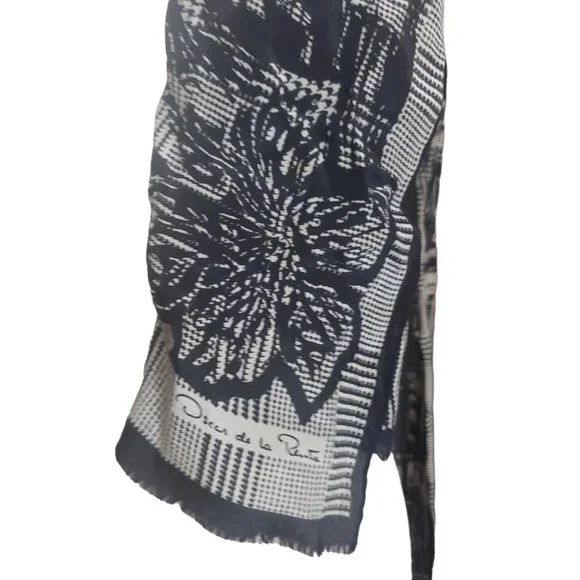 CT830 Oscar de La Renta Black & White Vintage Silk Scarf - Picture 3 of 3